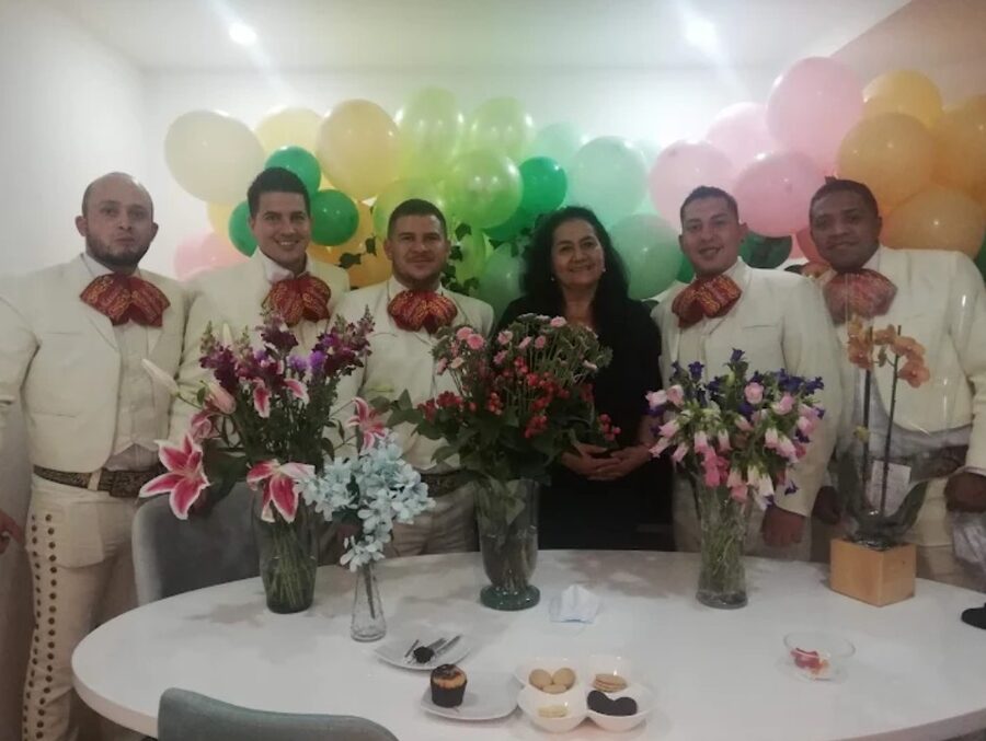 Homenaje con arreglo floral en una serenata de Mariachi Sentimientos