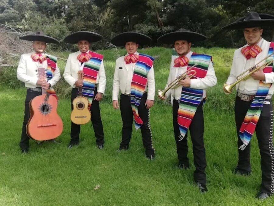 Mariachi Sentimientos completo en traje de charro al aire libre en Bogotá
